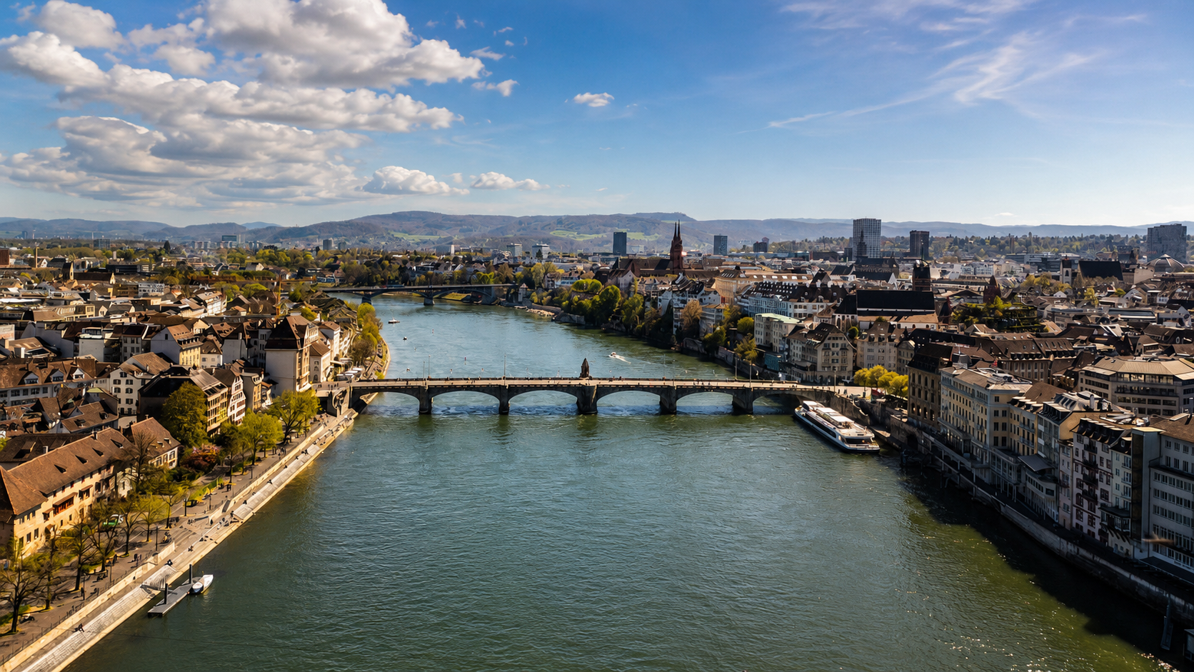 Rheinpanorama mit Mittlerer Brücke in Basel