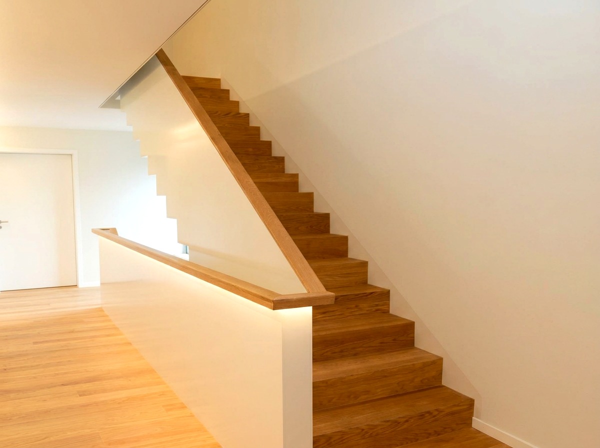 Modernes Treppenhaus mit Eichenholzstufen